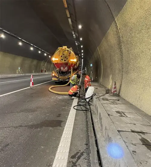 中原隧道排水渠清淤